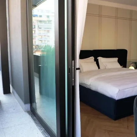 Moncafe Boutique And 5* טיראנה