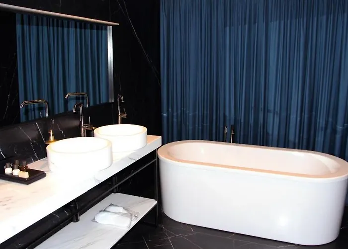 Moncafe Boutique And 5*